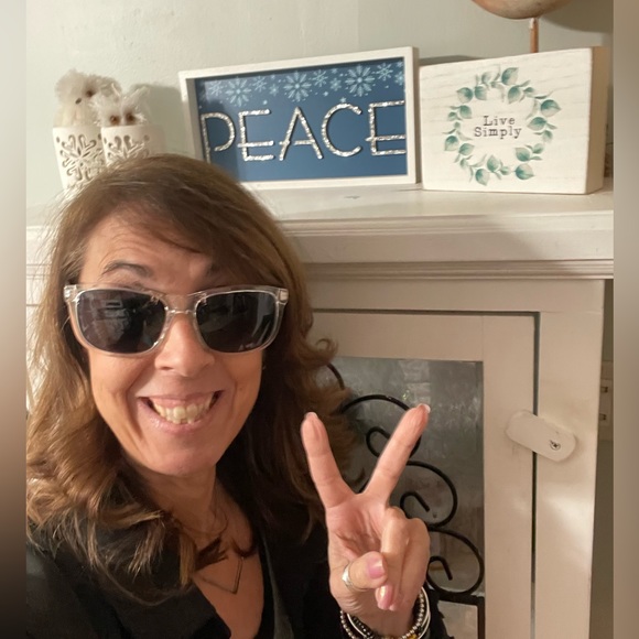 Meet your Posher, Lori - Picture 2 of 9